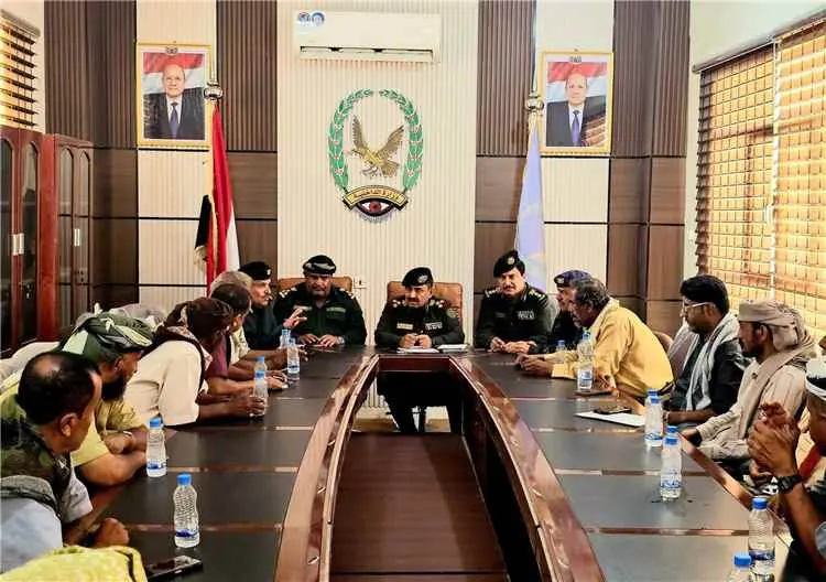مدير عام شرطة شبوة يلتقي عقال الحارات بمدينة عتق و...