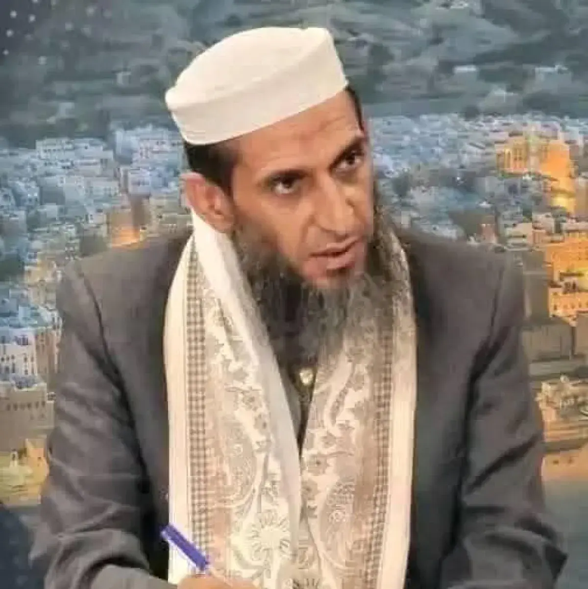 مجهولون يطلقون النار على الشيخ واصل عبادي أثناء تو...