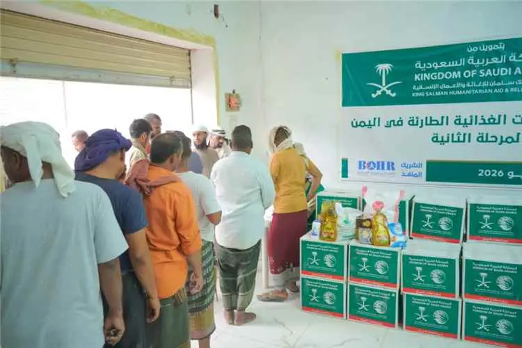 مركز الملك سلمان للإغاثة يوزع 720 سلة غذائية للأسر...