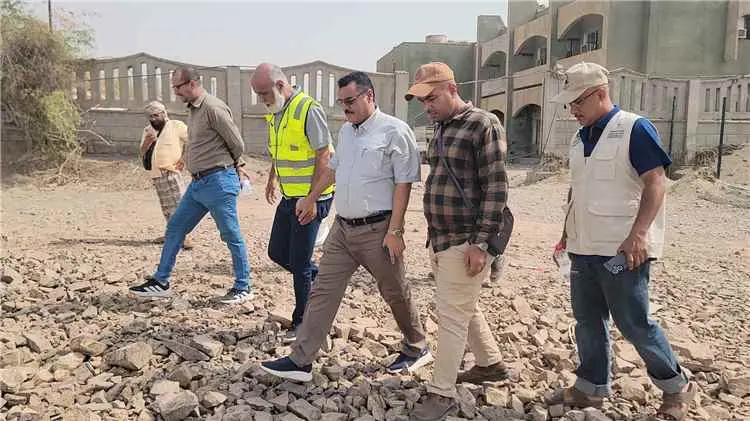 "الداؤودي" و"باخبيرة" يطلعان على المساحة المخصصة لإنشاء محطة لتحلية مياه البحر بعدن