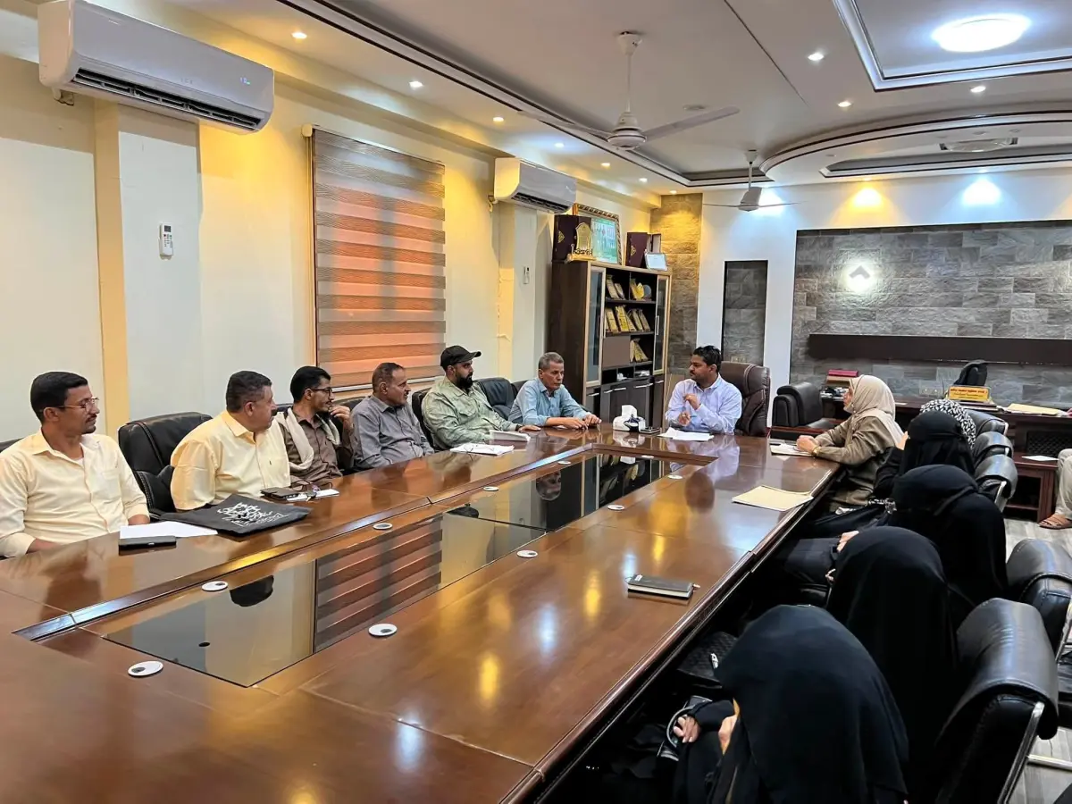 مدير عام مديرية الشيخ عثمان يجتمع بمديري المدارس ا...