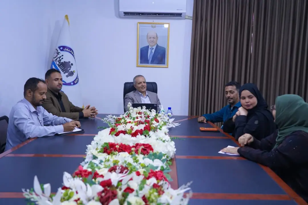 وزير الشؤون الاجتماعية والعمل يناقش مع عدد من مؤسس...