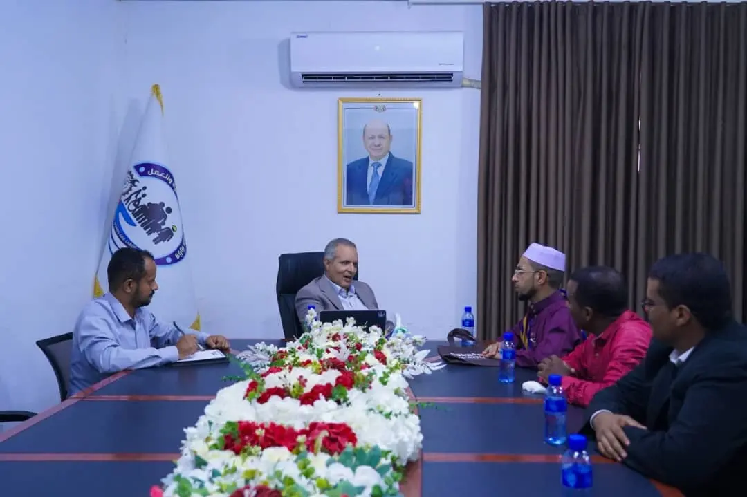 وزير الشؤون الاجتماعية والعمل يناقش مع عدد من مؤسس...