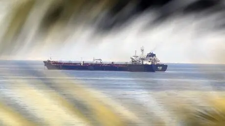 بلومبرغ: تهديد جديد يجبر ناقلات النفط على تغيير مس...
