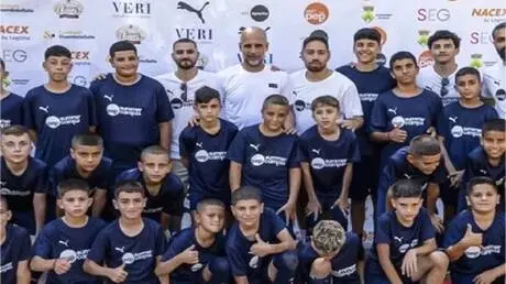شاهد.. غوارديولا يستضيف 25 طفلا فلسطينيا بمعسكره ا...