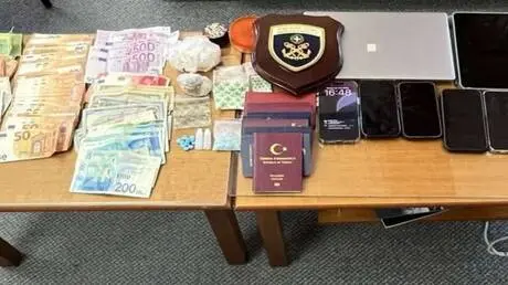 السلطات اليونانية تعتقل أربعة إسرائيليين وأربعة أج...