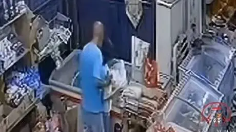 شاهد.. فيديو تحرش بطفلة داخل سوبر ماركت يثير ضجة ف...