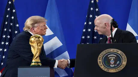 بلاتر يهاجم إنفانتينو بسبب مشروع "بيع" كأس العالم...
