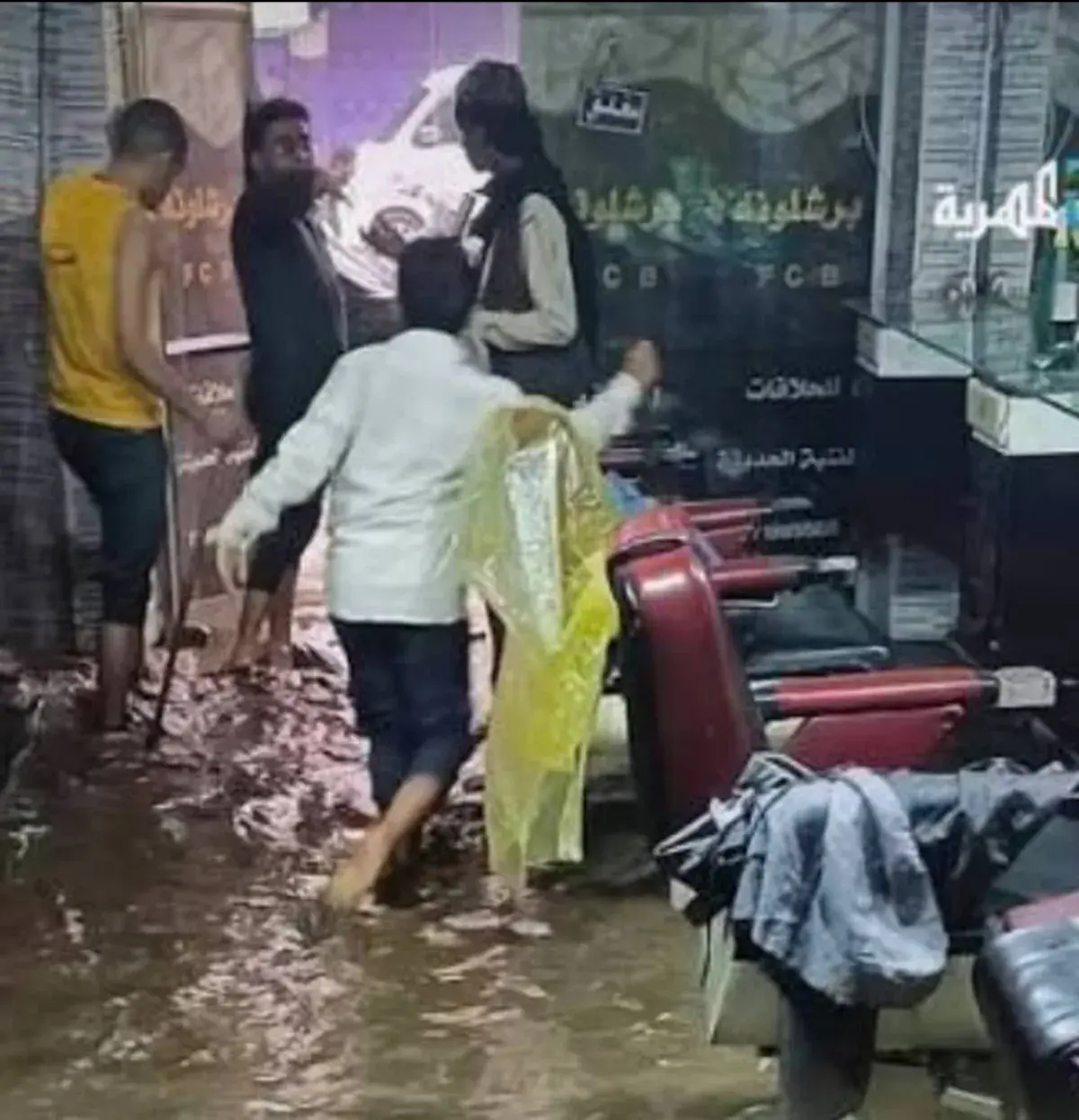 انسداد مجاري السيول يتسبب بإغراق محلات تجارية ويكش...