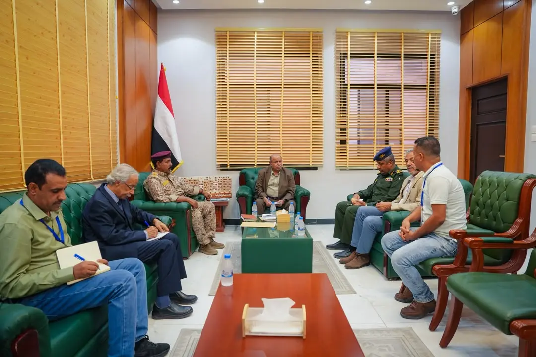 عضو مجلس القيادة الخنبشي يؤكد الحرص على توفير بيئة...
