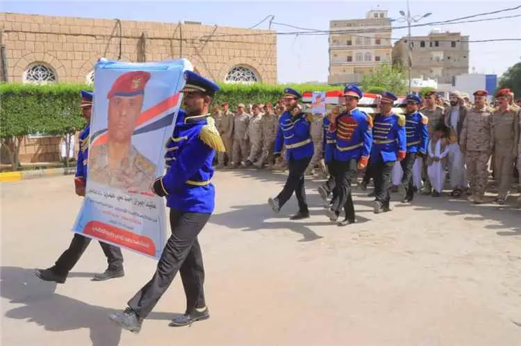 ‏تشييع رسمي وشعبي مهيب لجثمان قائد كتيبة النقل الش...