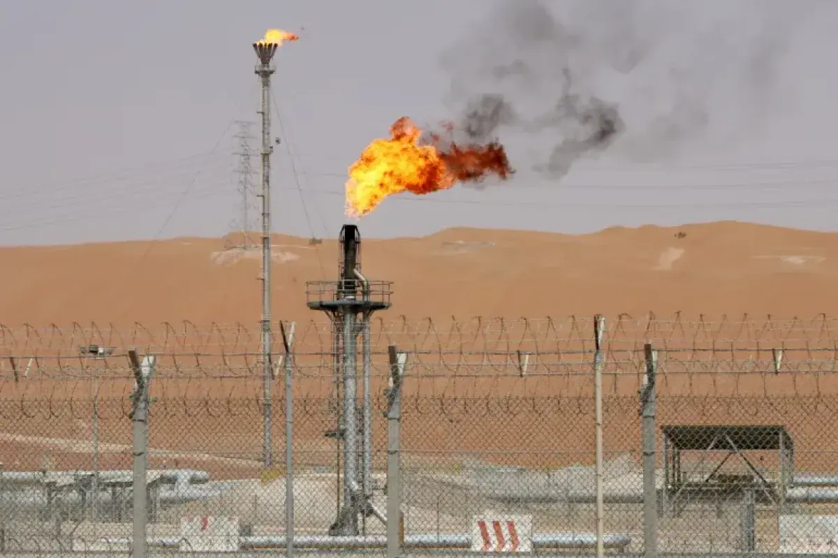 السعودية تمدد اتفاق خفض إنتاج النفط حتى 2026