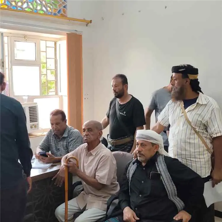 وفد من أبناء مدينة الشعب يلتقي مدير عام البريقة لب...