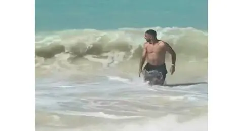 لم يجد الهدوء حتى في البحر.. محمد صلاح بين الأمواج...