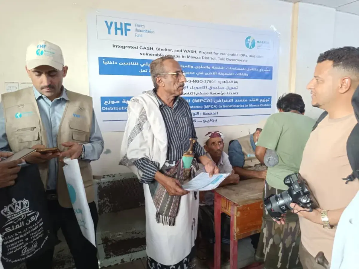 مدير عام موزع يدشن توزيع مساعدات نقدية متعددة الأغ...