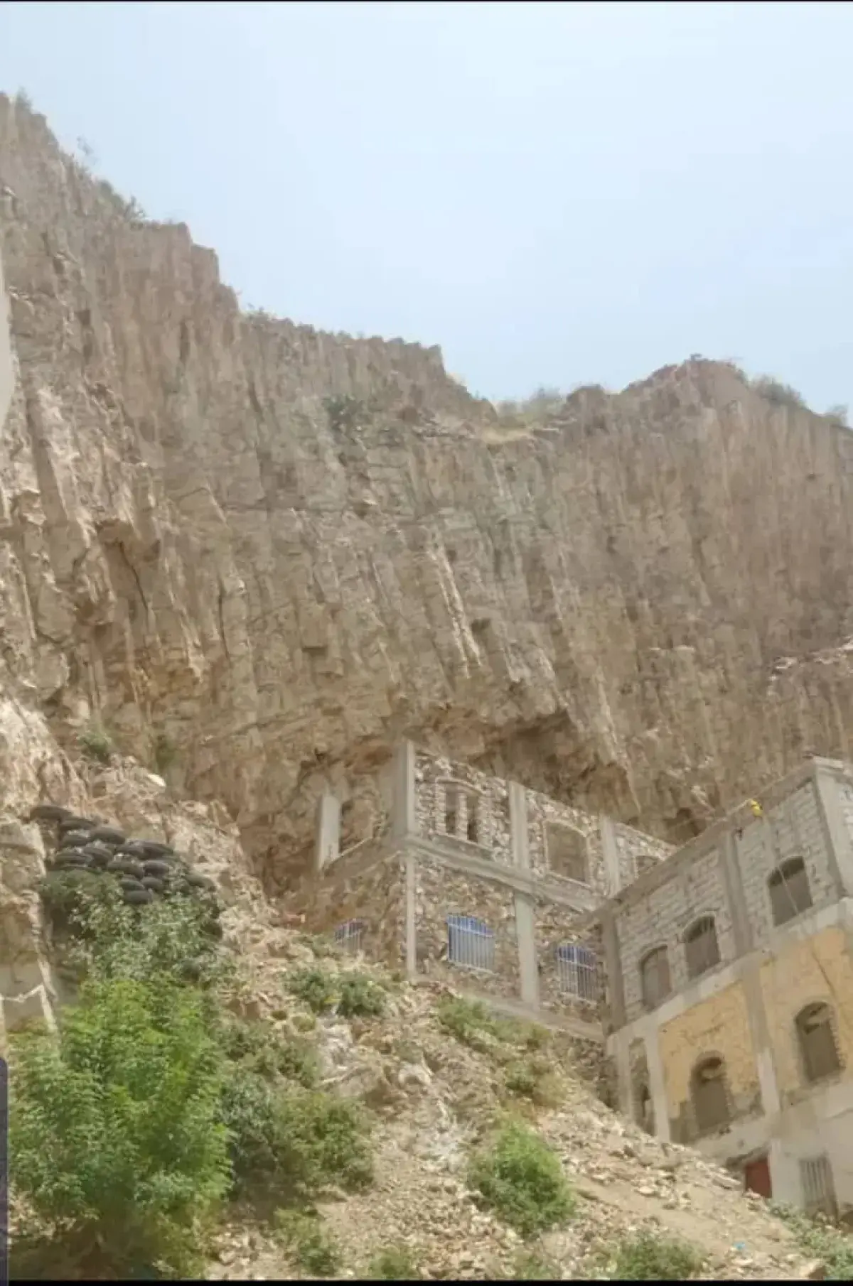 مخاوف من انهيار صخري مع استمرار البناء أسفل جبل صي...