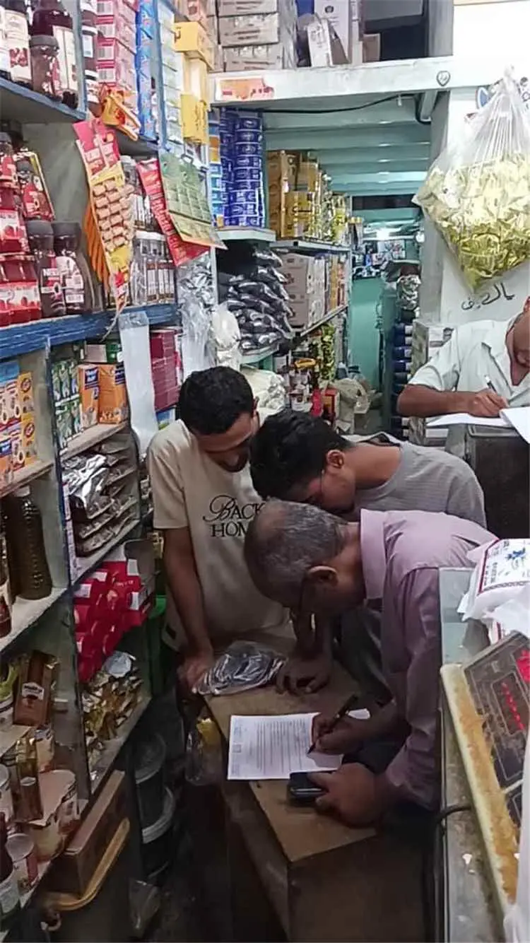 الصناعة والتجارة بتعز تنفذ حملة مباغتة لمكافحة الغش التجاري وتضبط مخالفات وتحيلها للنيابة