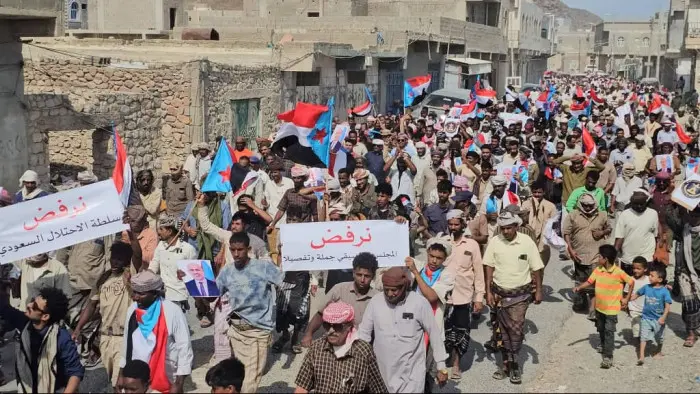مسيرة في حديبو تندد بالوصاية السعودية والمجالس الت...