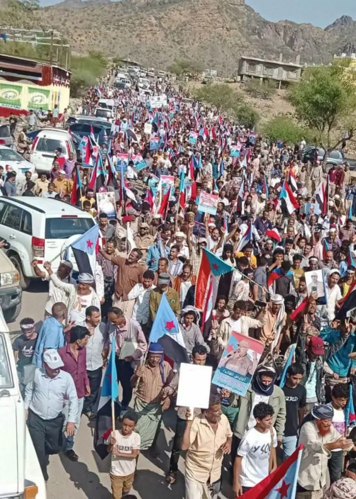 جماهير الضالع تندد بالتدخلات الخارجية وتطالب بتحسي...