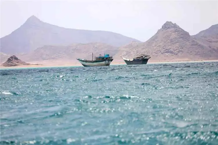 السعودية تبحث تشكيل تحالف دولي لحماية الملاحة في البحر الأحمر من هجمات الحوثيين