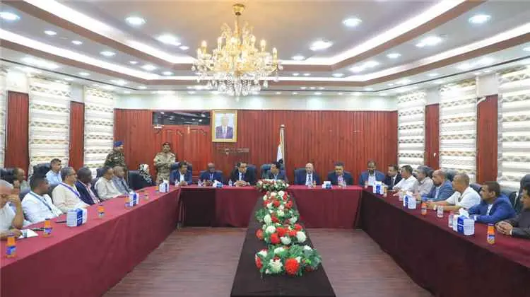 محافظ المهرة يجتمع بوزيري الزراعة والمياه وممثل الفاو لبحث احتياجات المحافظة