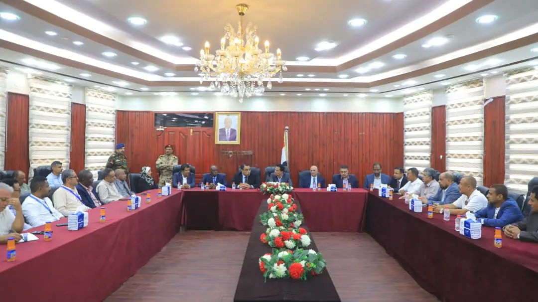 اجتماع موسع يستعرض احتياجات محافظة المهرة في قطاعا...