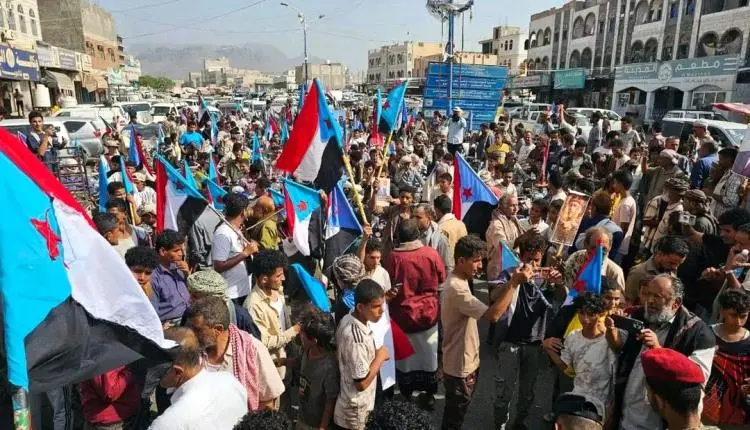 تظاهرات شعبية حاشدة تجتاح محافظات الجنوب رفضاً للت...