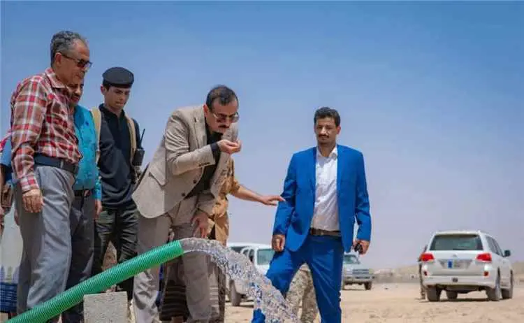 محافظ شبوة يفتتح مشروع مياه نعضة ويؤكد مواصلة التو...