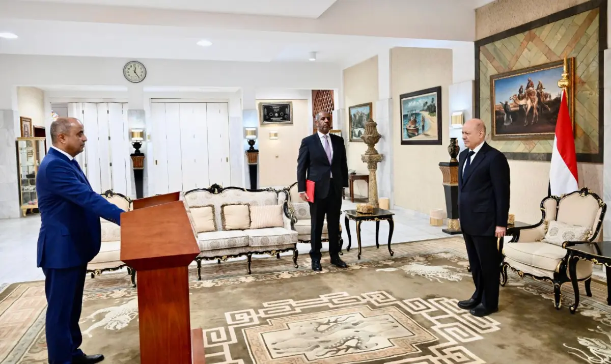 الرئيس يحث سفير اليمن الجديد لدى السعودية على الاض...