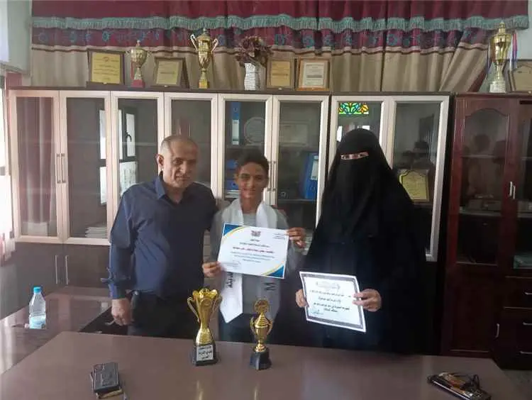 مدير تربية لحج يكرّم الطالب "مجلي عبد الرحمن" لتأه...