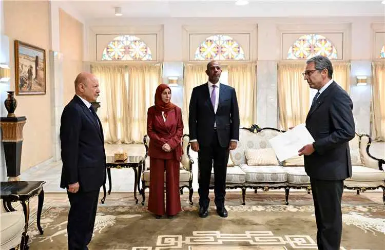 رئيس مجلس القيادة يتسلم أوراق اعتماد عدد من السفرا...