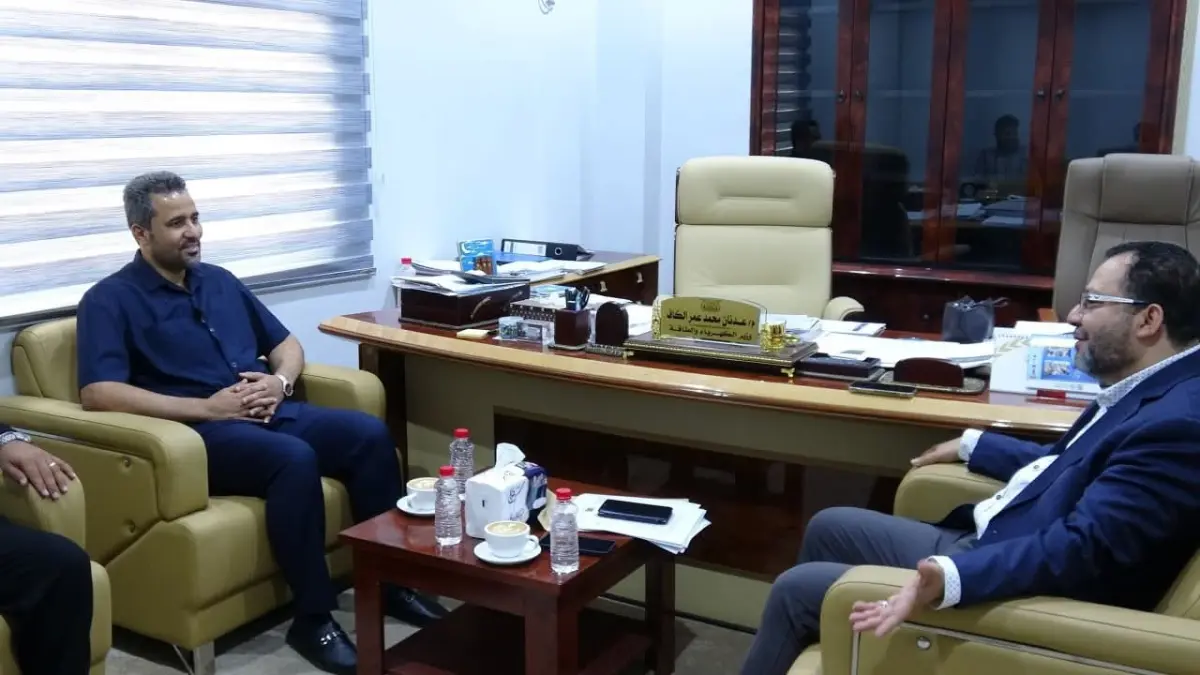 محافظ لحج يناقش مع وزير الكهرباء ترتببات تنفيذ مشر...