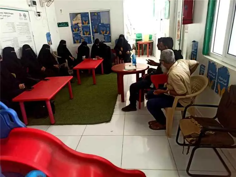 مدير مستشفى الملاح يعقد اجتماعًا مع عاملات قسم الأ...