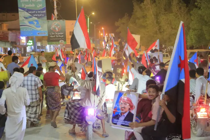 مسيرة بالمركبات في القطن ترفض الوصاية وتطالب بطرد...