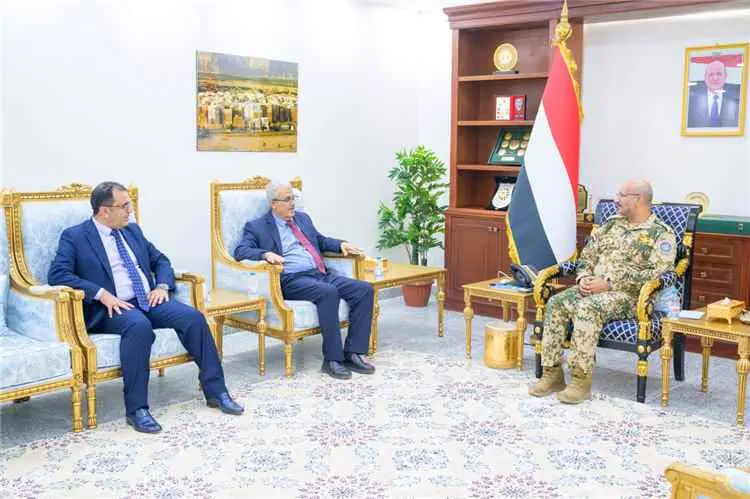 طارق صالح يبحث مع قيادة بنك الإنشاء والتعمير استئناف عمل البنك في المخا