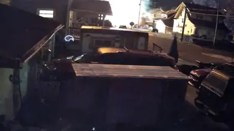 انفجار هائل يدمر منزلا ويقذف شخصين في الهواء كالصا...