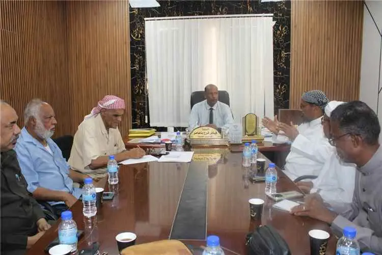 مدير عام المكلا يبحث مع “الهيئة الحضرمية لإصلاح ذات البين” تعزيز الشراكة المؤسسية لترسيخ السلم المجتمعي