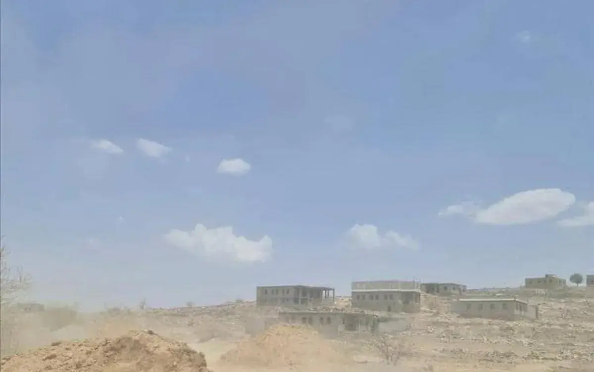 الحوثيون يحاصرون البيضاء بالمتاريس خوفًا من الانهي...