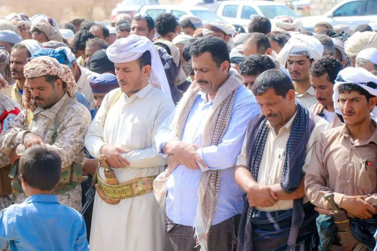 قيادة قوات دفاع شبوة تتقدم المشيعين في جثمان الشيخ...