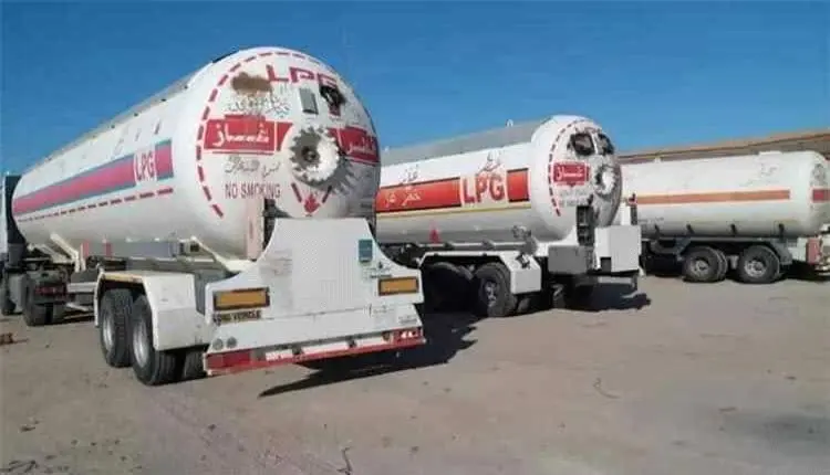 إحراق كميات من الغاز في مأرب بسبب توقف الضخ للمقطو...