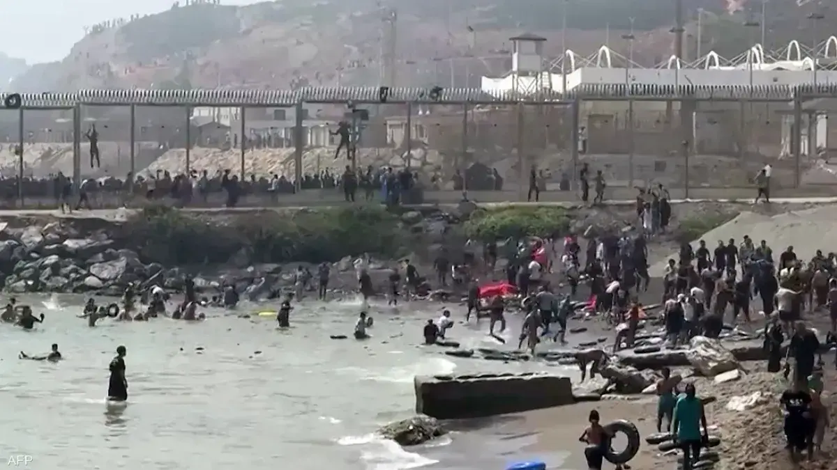 مقتل 18 مهاجراً في محاولات عبور حدود سبتة وإضرام ن...