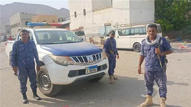 أمن حجر يضبط مواد غذائية منتهية الصلاحية في سوق خر...