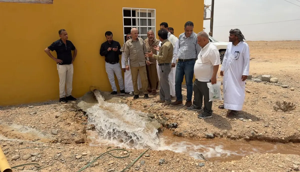 الوزير الشرجبي يتفقد حقل مياه فوري غرب مدينة الغيظة