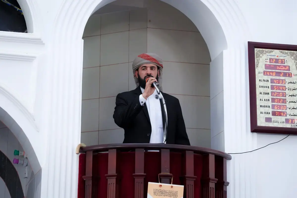 محافظ أبين خطيبًا في صلاة الجمعة ويؤم المصلين بمسج...