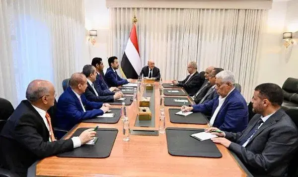 رئيس مجلس القيادة يشيد بالتحالف البحري متعدد الجنسيات والدعم السعودي لمؤسسات الدولة اليمنية