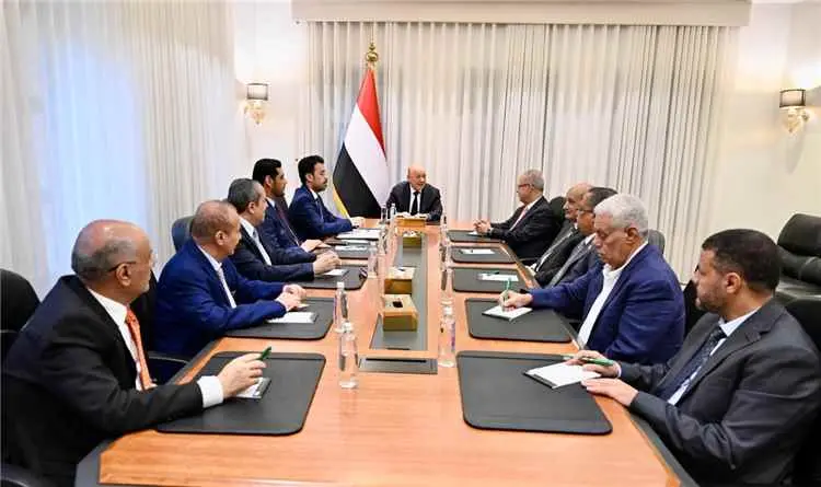 رئيس مجلس القيادة يشيد بالتحالف البحري متعدد الجنس...