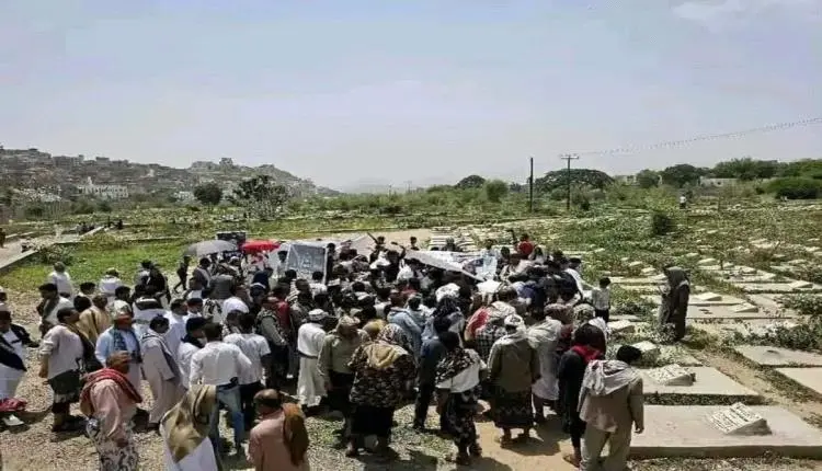 تعز تشييع جثمان الصحفي محمد عيضة بعد أكثر من شهر ع...