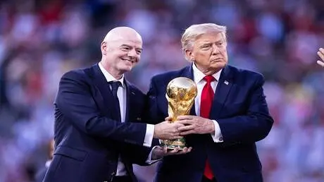 ترامب يعلق على مقترح إنفانتينو "لبيع" كأس العالم ل...