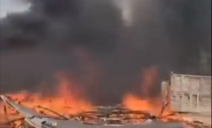 حريق يلتهم 15 مسكناً في مخيم للنازحين بمأرب دون خس...