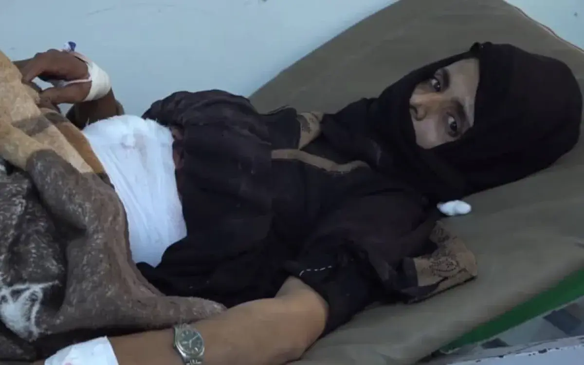 قناصة الحوثي تستهدف امرأة أعزل في تعز وتضيف جريمة...